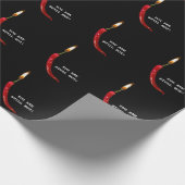 Roter Paprika mit Kerzenentzündung auf schwarz Geschenkpapier (Ecke)