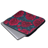 Roter Peelinggarten auf dunkelblau Laptopschutzhülle (Vorne Knopf)