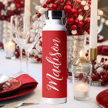 Roter Personalisierter Name in Chic White Script Trinkflasche<br><div class="desc">Eine niedliche rote Flasche mit weißem Monogramm für ein Mädchen oder einen Typ,  das einfache,  handgeschriebene Geschenke Lieben. Schönes kursives Skript an der Seite Ihrer Flasche,  das Ihren Namen ausdrückt.</div>