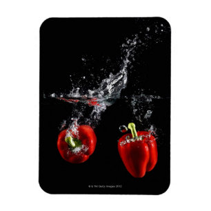 roter Pfeffer, der im Wasser spritzt Magnet