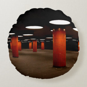 ROTER PFOSTEN UNTER DER DECKENLAMPE IN DER NACHT RUNDES KISSEN
