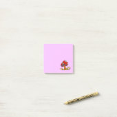Roter Pilz mit violettem Hintergrund Post-it Klebezettel (Auf Schreibtisch)