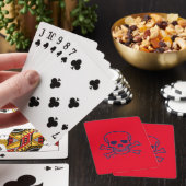 Roter Poker mit den Knochen, der Karten spielt Spielkarten (In Situ)