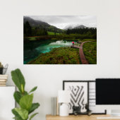 Roter Regenschirm grüner See Poster (Heimbüro)