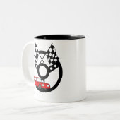 Roter Rennwagen und Flaggen Zweifarbige Tasse (Vorderseite Links)