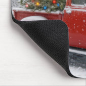 Roter Retro-Lieferwagen mit Weihnachtsbaum Mousepad (Ecke)