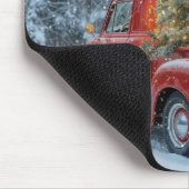 Roter Retro-LKW mit Weihnachtsbaum Mousepad (Ecke)