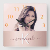 Roter Rose Goldname Monogramm Foto Quadratische Wanduhr (Vorderseite)