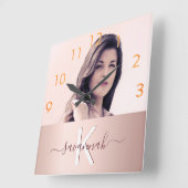 Roter Rose Goldname Monogramm Foto Quadratische Wanduhr (Winkel)