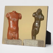 Roter Sandstein männlicher Torso und Grausandstein Fotoplatte (Seite)