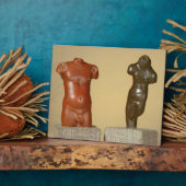Roter Sandstein männlicher Torso und Grausandstein Fotoplatte (Seite)