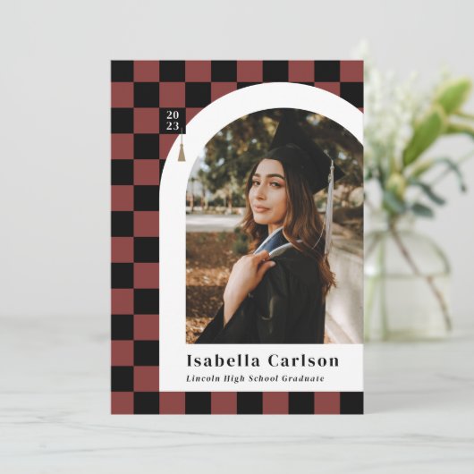 Roter Schachbrettbogen Einzigartiges Foto Abschlus Ankündigung (Stehend Vorderseite)