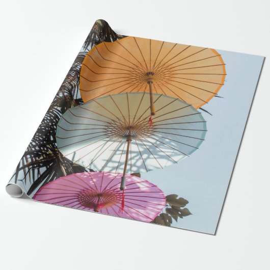 Roter Schirm auf grünem Baum Geschenkpapier (Ungerollt)
