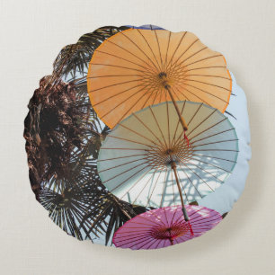 Roter Schirm auf grünem Baum Rundes Kissen