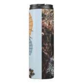 Roter Schirm auf grünem Baum Thermosbecher (Rückseite)