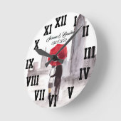 Roter Schirm Liebe Couple Roman Numbers Wedding Ro Runde Wanduhr (Winkel)