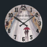 Roter Schirm Liebe Paar rustikale romantische Hoch Runde Wanduhr<br><div class="desc">Rotes Aquarellbild. Liebe mit rotem Schirm. Schöne handgemalte Kunstwerke von mir selbst. Ideal für frisch verheiratete Paare.  Hochzeitsgeschenk. Valentinstag. Sie können es mit Ihren Namen und Datum anpassen.</div>