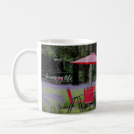 Roter Schirm und Lavendel Kaffeetasse