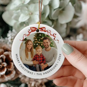 Roter Schleifen-Weihnachtsfoto im Kreis Keramik Ornament