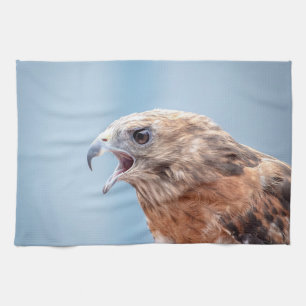 Roter Schulter-Hawk auf einem Felsen Geschirrtuch