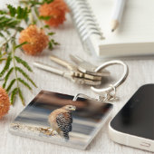 Roter Schulter-Hawk auf einem Felsen Schlüsselanhänger (Vorderseite rechts)