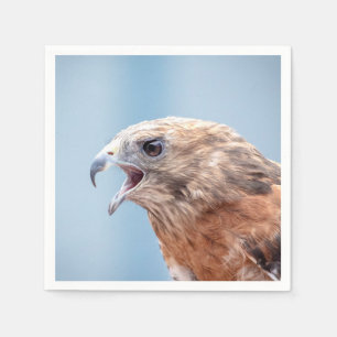 Roter Schulter-Hawk auf einem Felsen Serviette