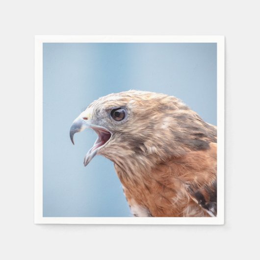 Roter Schulter-Hawk auf einem Felsen Serviette (Vorderseite)