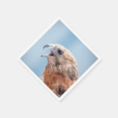 Roter Schulter-Hawk auf einem Felsen Serviette (Ecke)