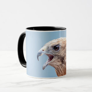 Roter Schulter-Hawk auf einem Felsen Tasse
