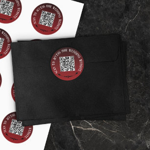 Roter Schwarz Goth Scan Hochzeitswebsite QR Code Runder Aufkleber