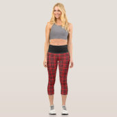 Roter Schwarzer Tartan Karierter Hochgebirgspänner Capri Leggings (Vorderseite)