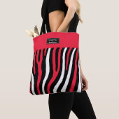 Roter, schwarzer u. weißer Zebra abgestreifte Tasche (Von Nahem)