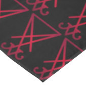 Roter Sigil von Luzifer Satanic Occult Altar Tischdecke (Schrägansicht)