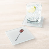 Roter Sirup in Silberlöffel Glasuntersetzer (Schrägansicht)