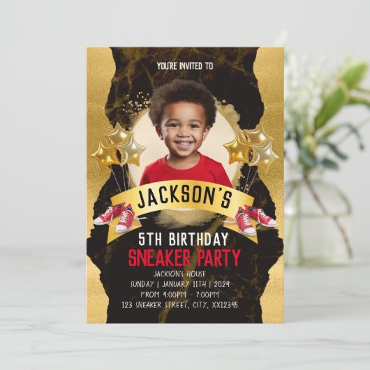 Roter Sneaker Geburtstagsparty Einladung (Stehend Vorderseite)