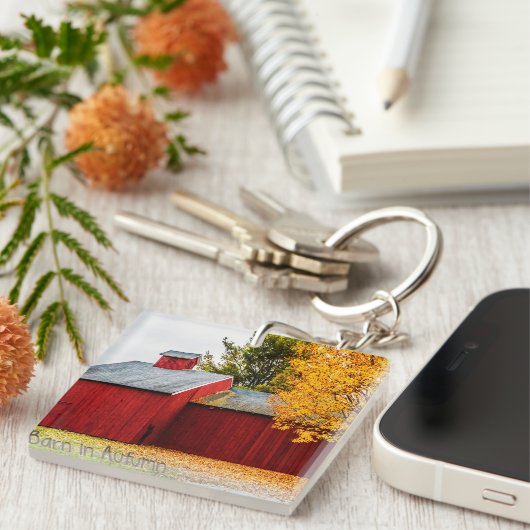 Roter Stall auf dem Herbst Acryl-Schlüsselanhänger Schlüsselanhänger (Vorderseite rechts)