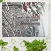 Roter Stall im Schnee 2011 Geschirrtuch (Gefaltet)