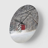 Roter Stall im Schnee 2011 Runde Wanduhr (Winkel)