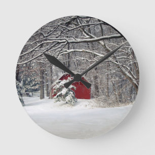 Roter Stall im Schnee 2011 Runde Wanduhr