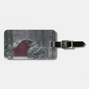 Roter Stall im Schnee Gepäckanhänger
