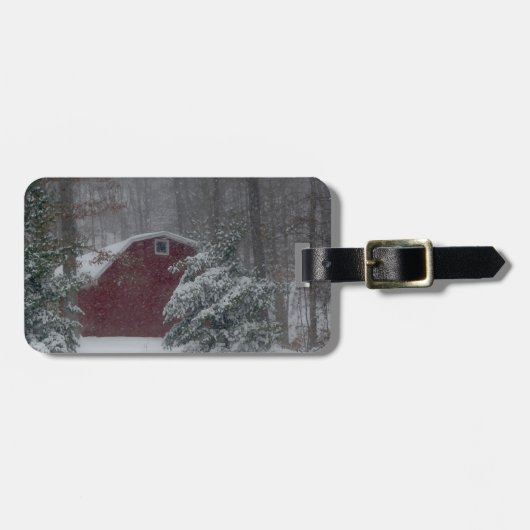 Roter Stall im Schnee Gepäckanhänger (Vorderseite horizontal)