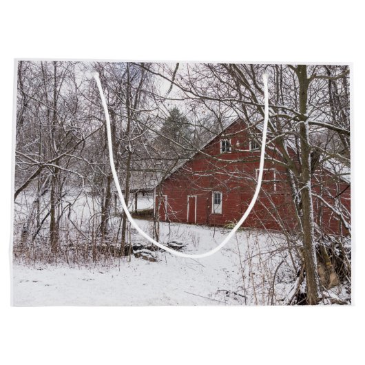 Roter Stall im Schnee Große Geschenktüte (Rückseite)