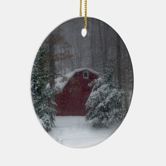 Roter Stall im Schnee Keramik Ornament (Rechts)