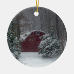Roter Stall im Schnee Keramik Ornament