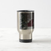 Roter Stall im Schnee Reisebecher (Mittel)