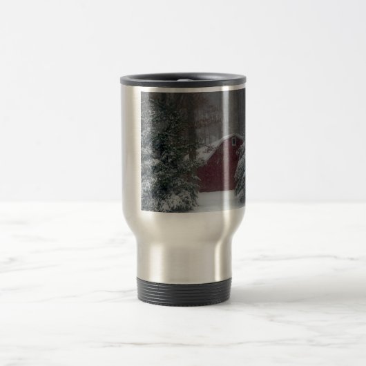 Roter Stall im Schnee Reisebecher (Mittel)