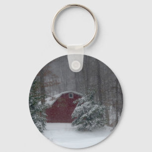 Roter Stall im Schnee Schlüsselanhänger