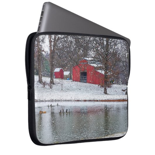 Roter Stall im Schnee schmerzhaft Laptopschutzhülle (Vorne Rechts)