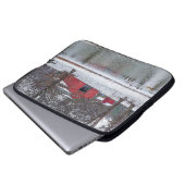 Roter Stall im Schnee schmerzhaft Laptopschutzhülle (Vorne Knopf)