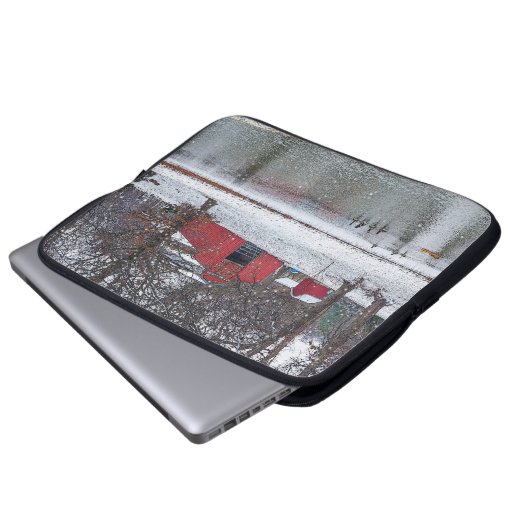 Roter Stall im Schnee schmerzhaft Laptopschutzhülle (Vorne Knopf)
